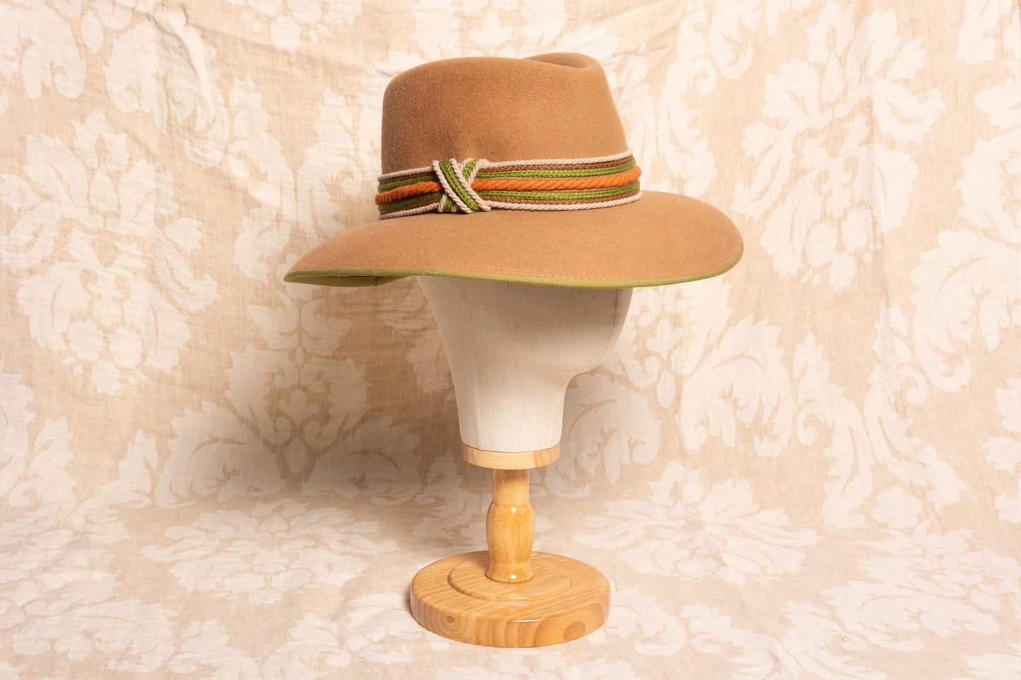 SOMBRERO ALA 9 camel bicolor verde (plumas)