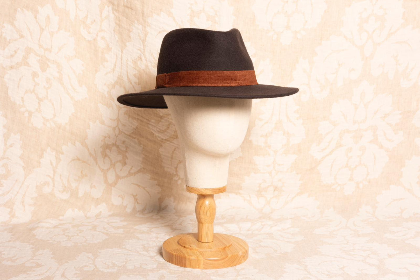 Sombrero fedora marrón sencillo
