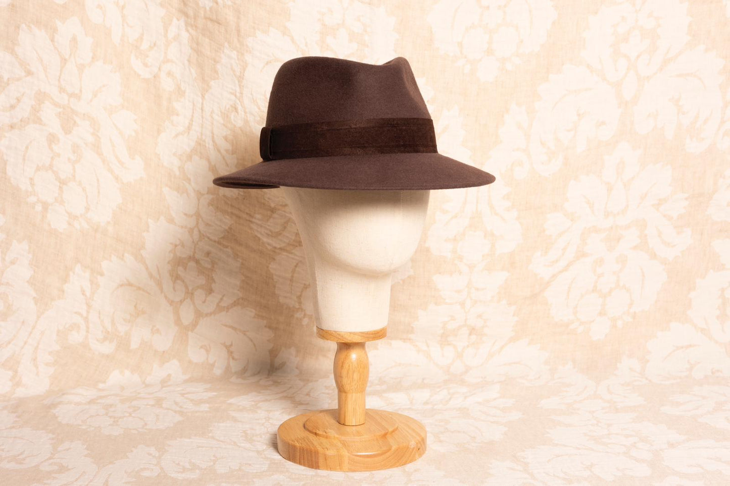 Sombrero ala corta marrón sencillo