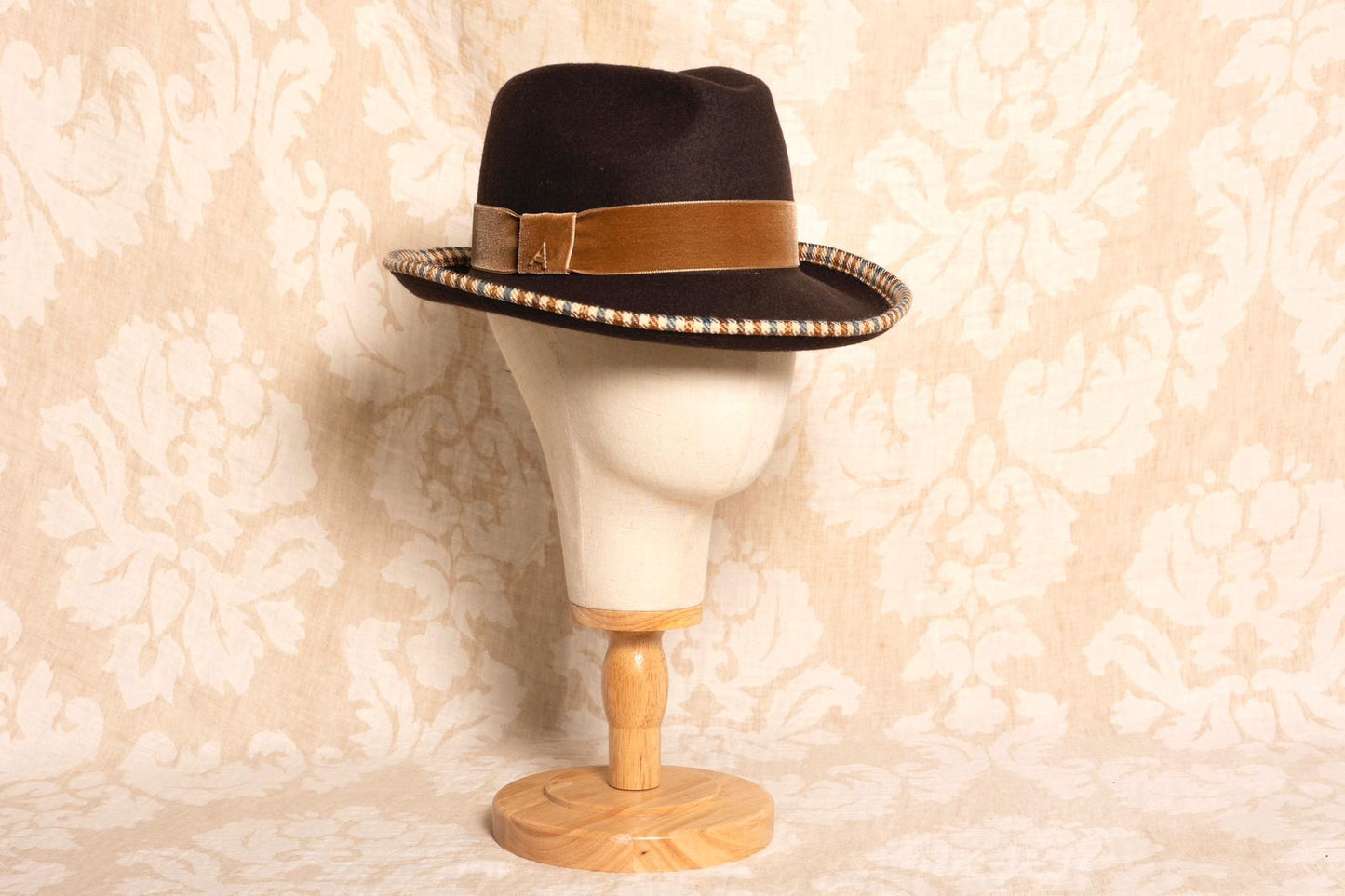 Sombrero ala levantada austriaco chocolate