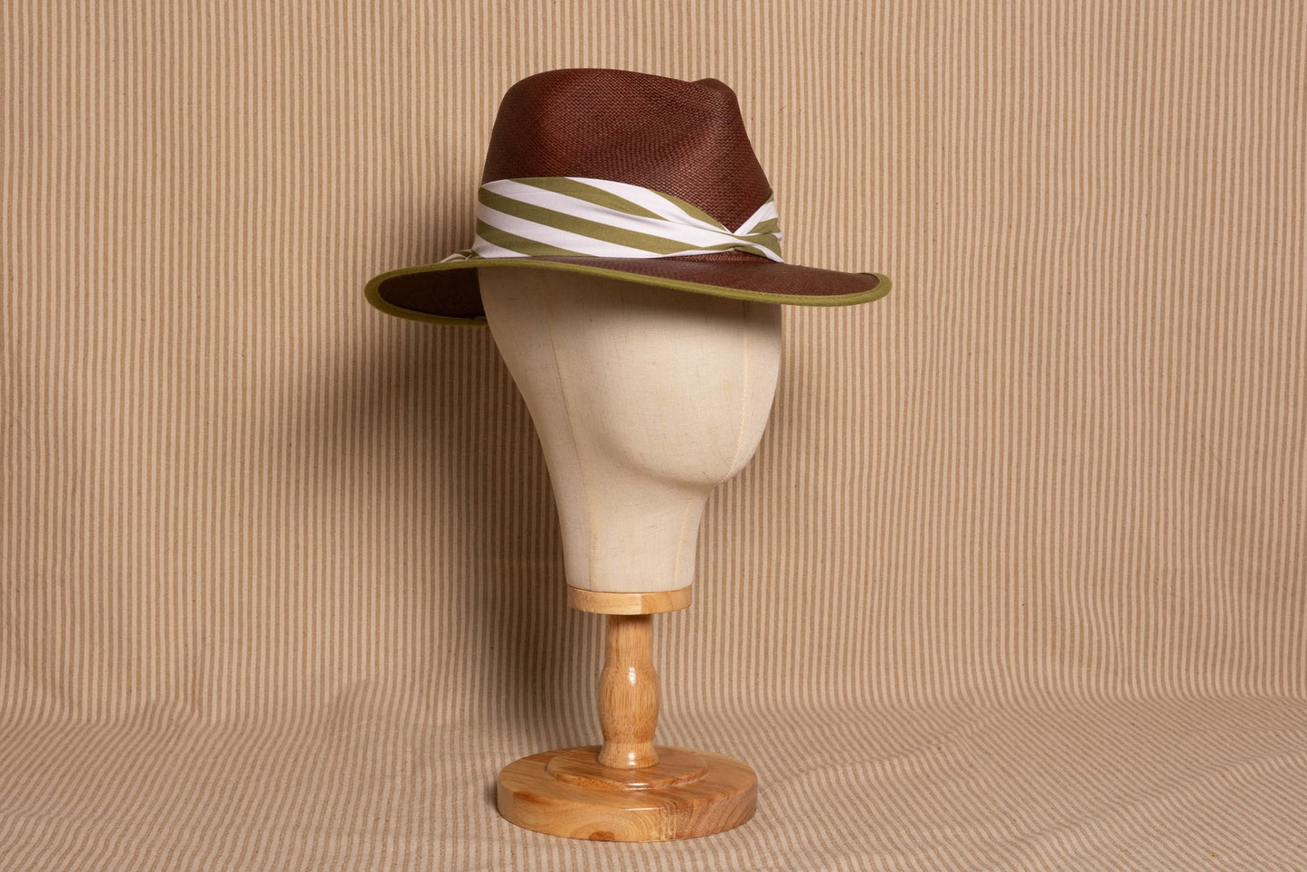 SOMBRERO MARRÓN TOQUILLA RAYAS VERDES