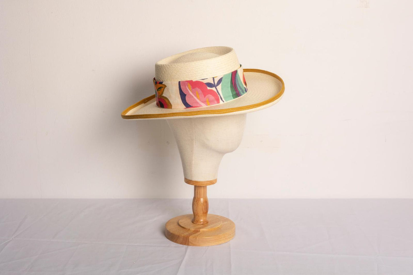 Sombrero de Toquilla ovalado con flor multicolor