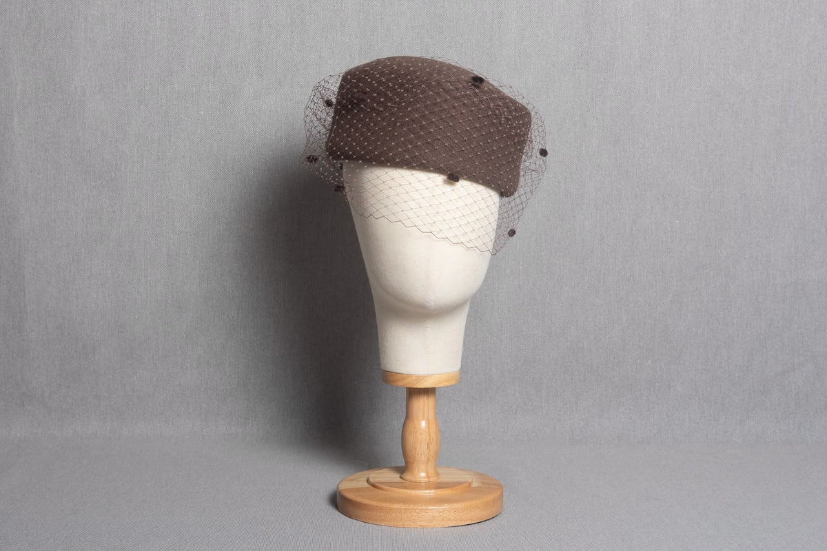 CASQUETE LYON (con velo) COLOR CHOCOLATE