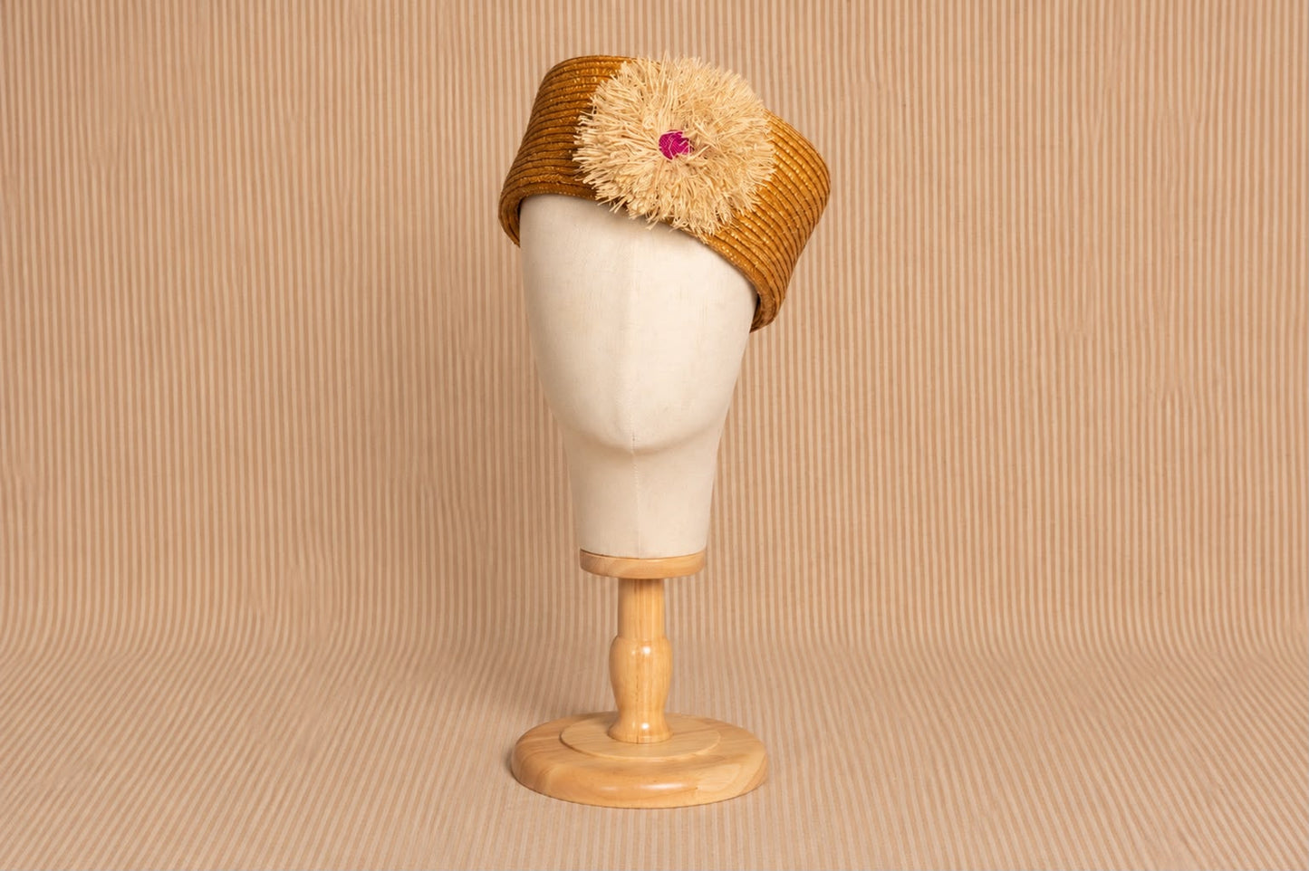 CASQUETE PILLBOX TOSTADO POMPÓN (Rosa)