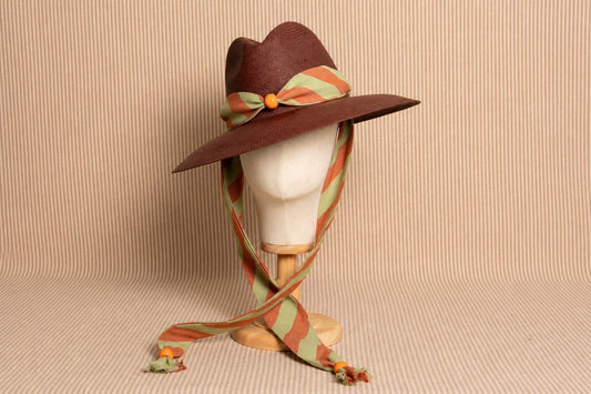 Fedora ala ancha marrón (cinta verde larga)