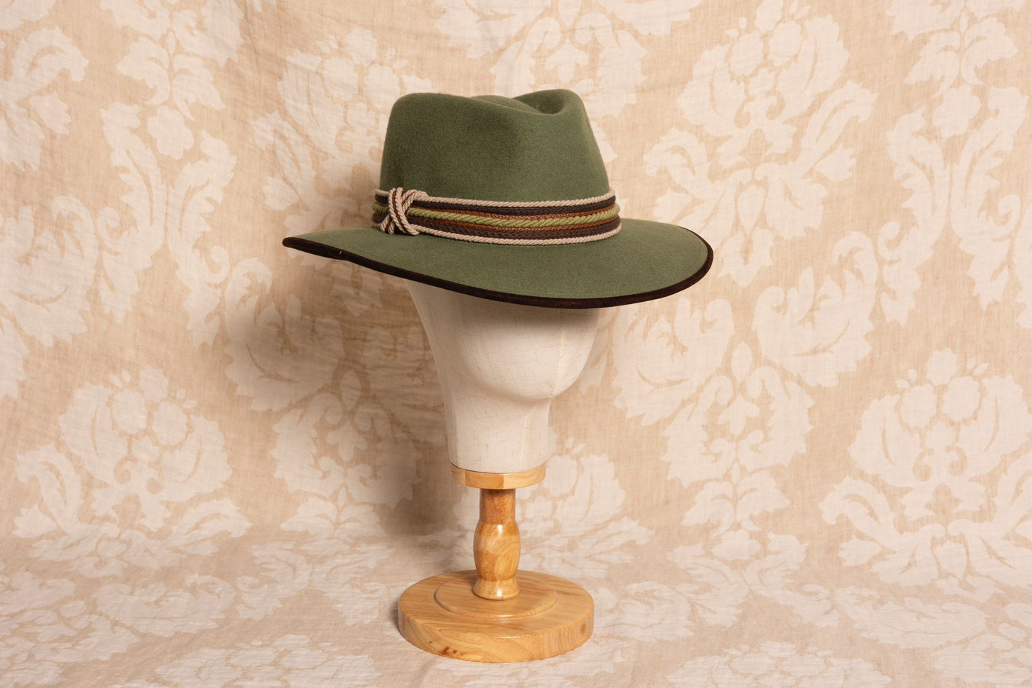 SOMBRERO ALA 8 verde manzana cordones