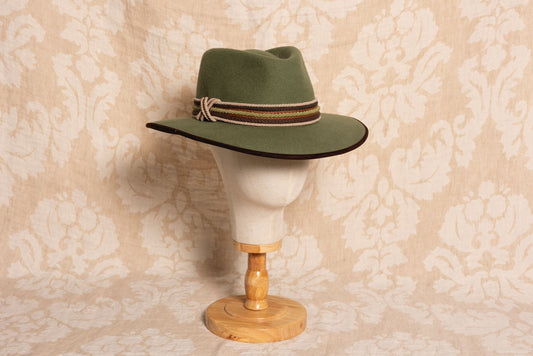 SOMBRERO ALA 8 verde manzana cordones