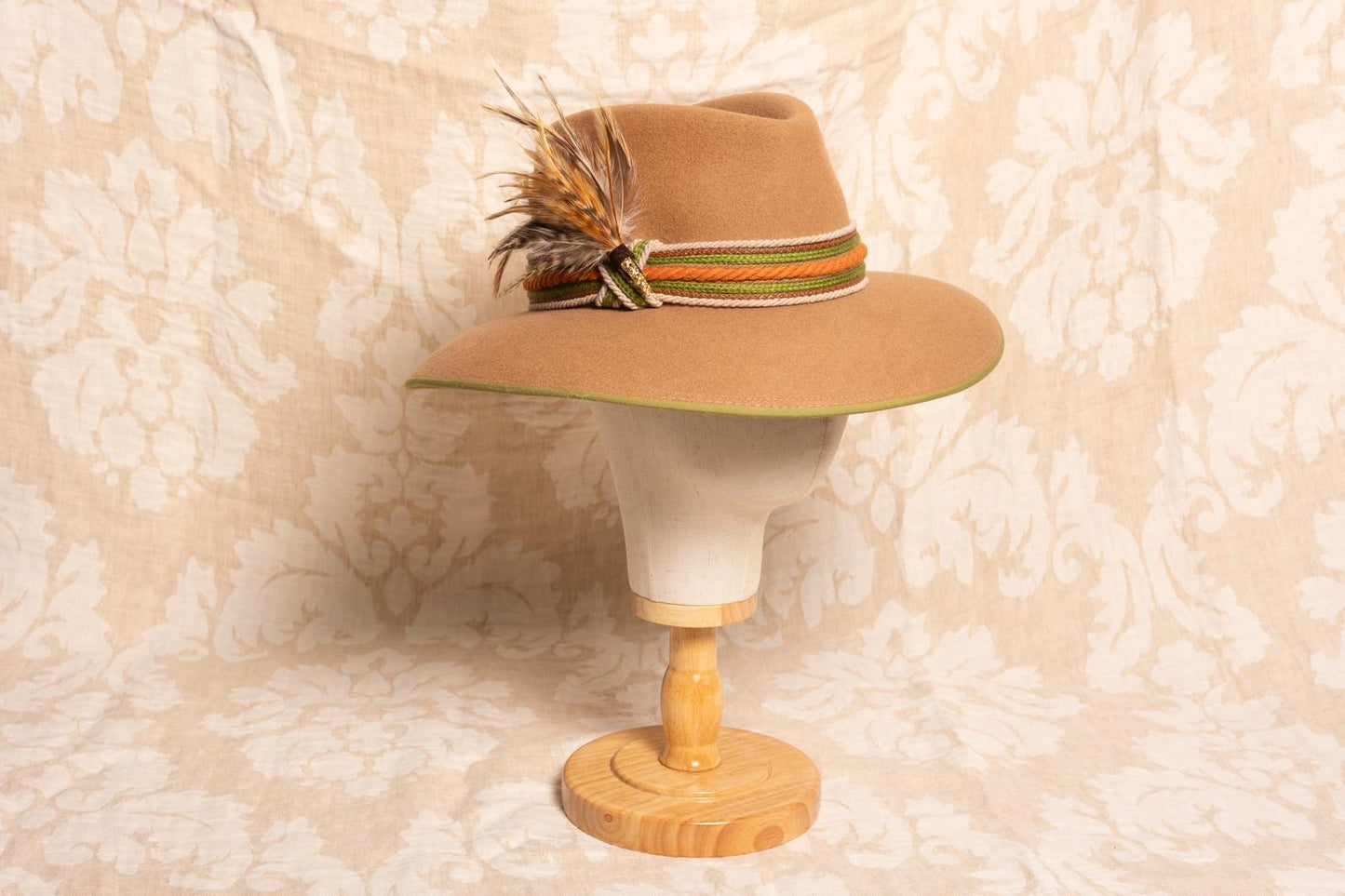 SOMBRERO ALA 9 camel bicolor verde (plumas)