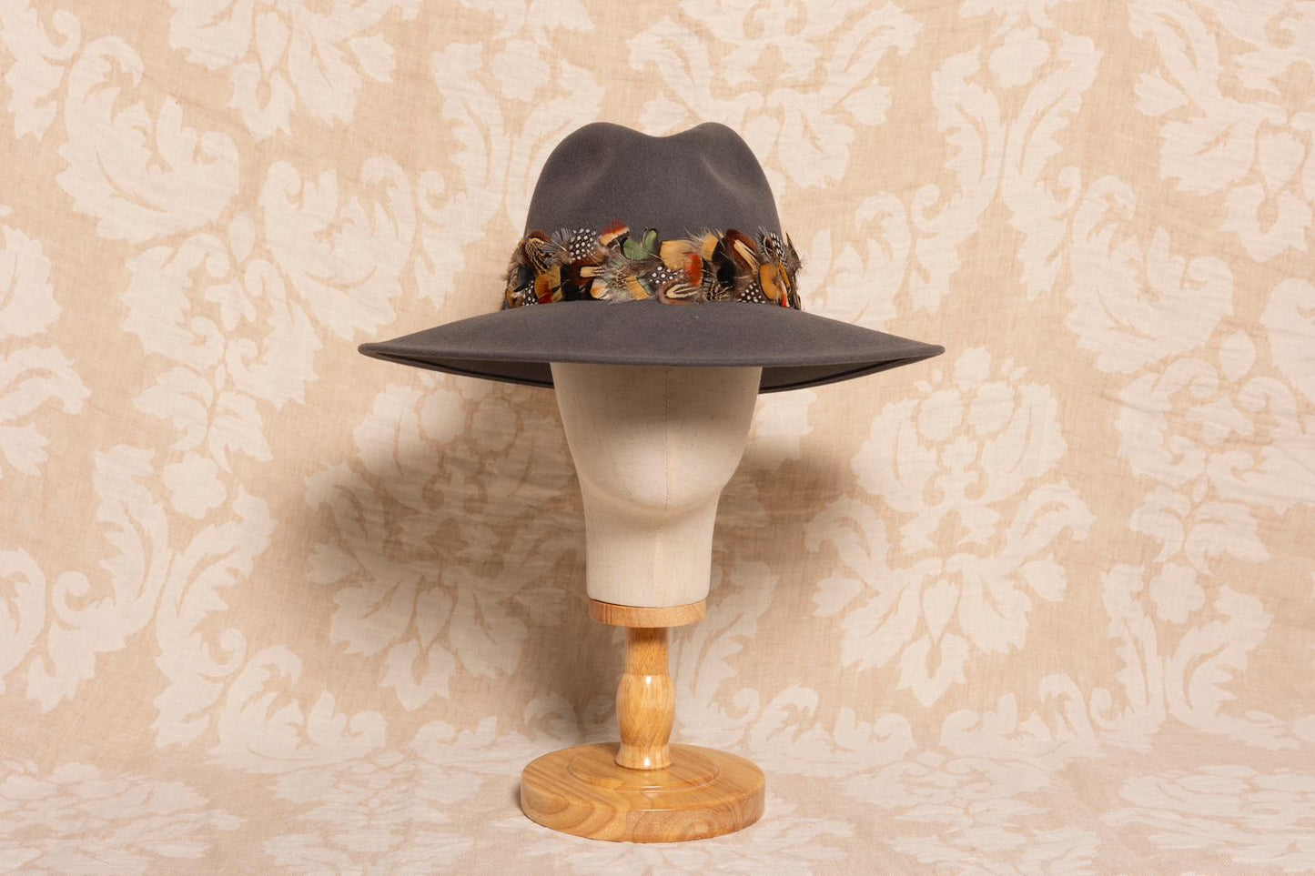 SOMBRERO FEDORA ALA ANCHA GRIS CON PLUMAS