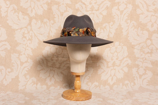 SOMBRERO FEDORA ALA ANCHA GRIS CON PLUMAS