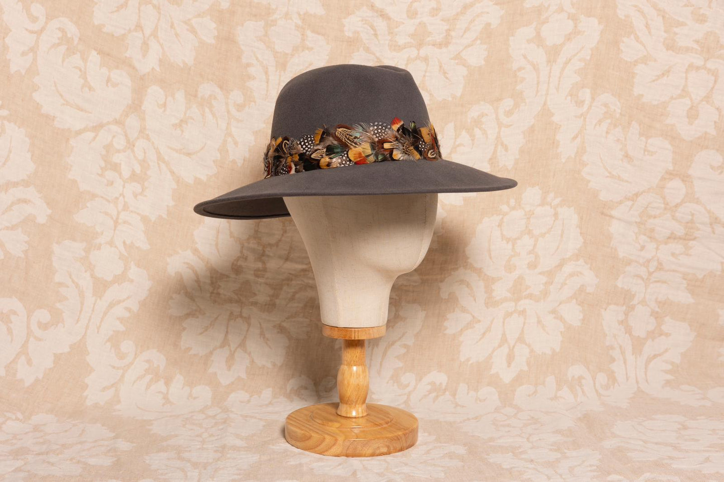 SOMBRERO FEDORA ALA ANCHA GRIS CON PLUMAS