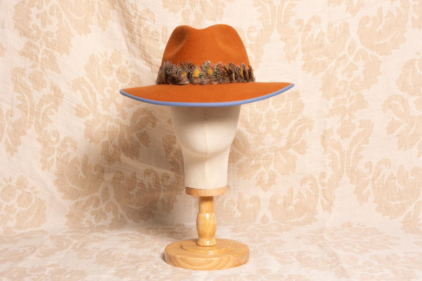 FEDORA TERRACOTA PLUMAS AZUL