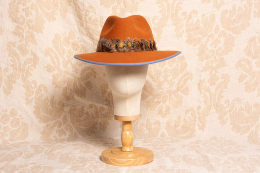 FEDORA TERRACOTA PLUMAS AZUL