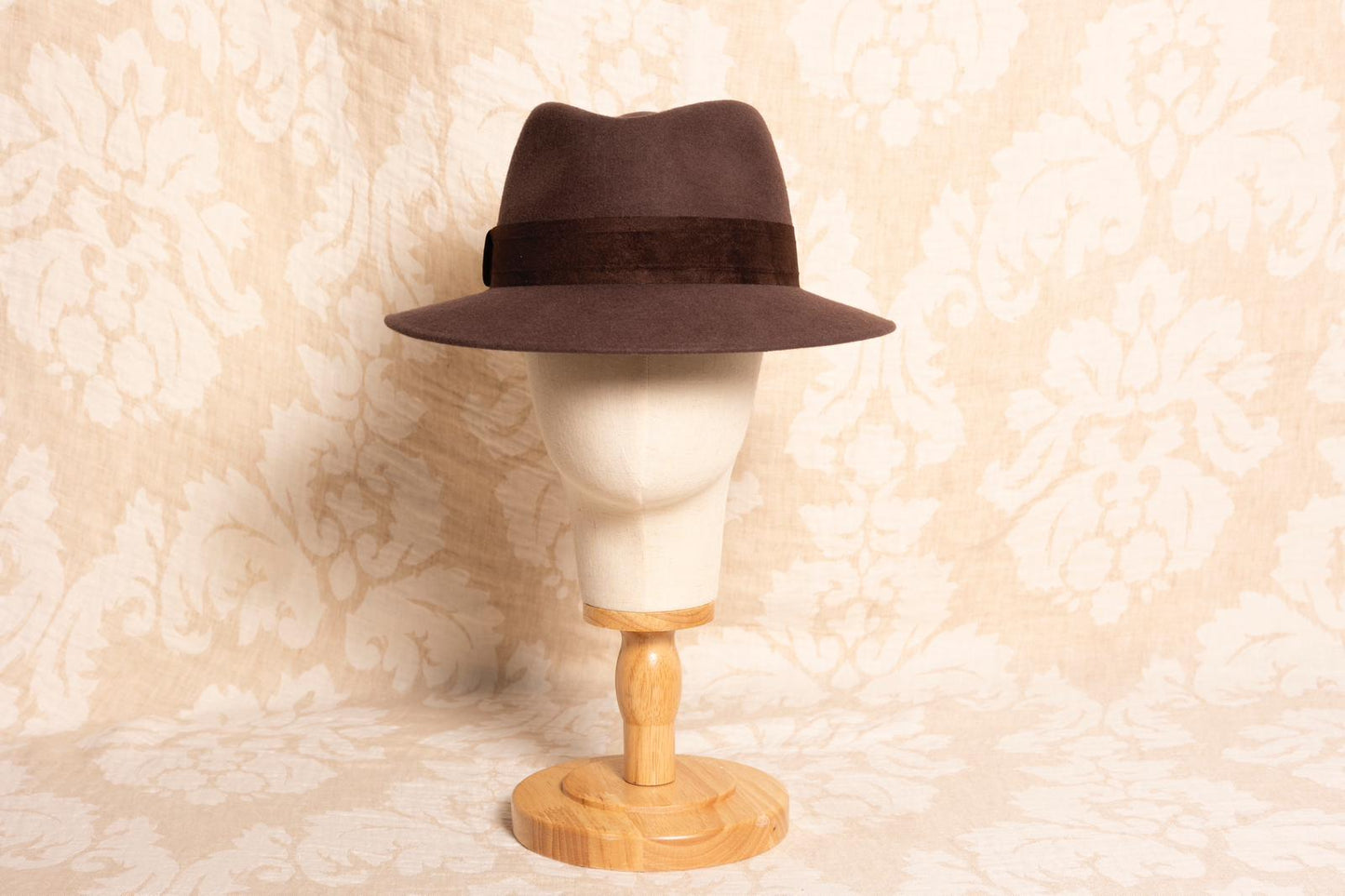Sombrero ala corta marrón sencillo