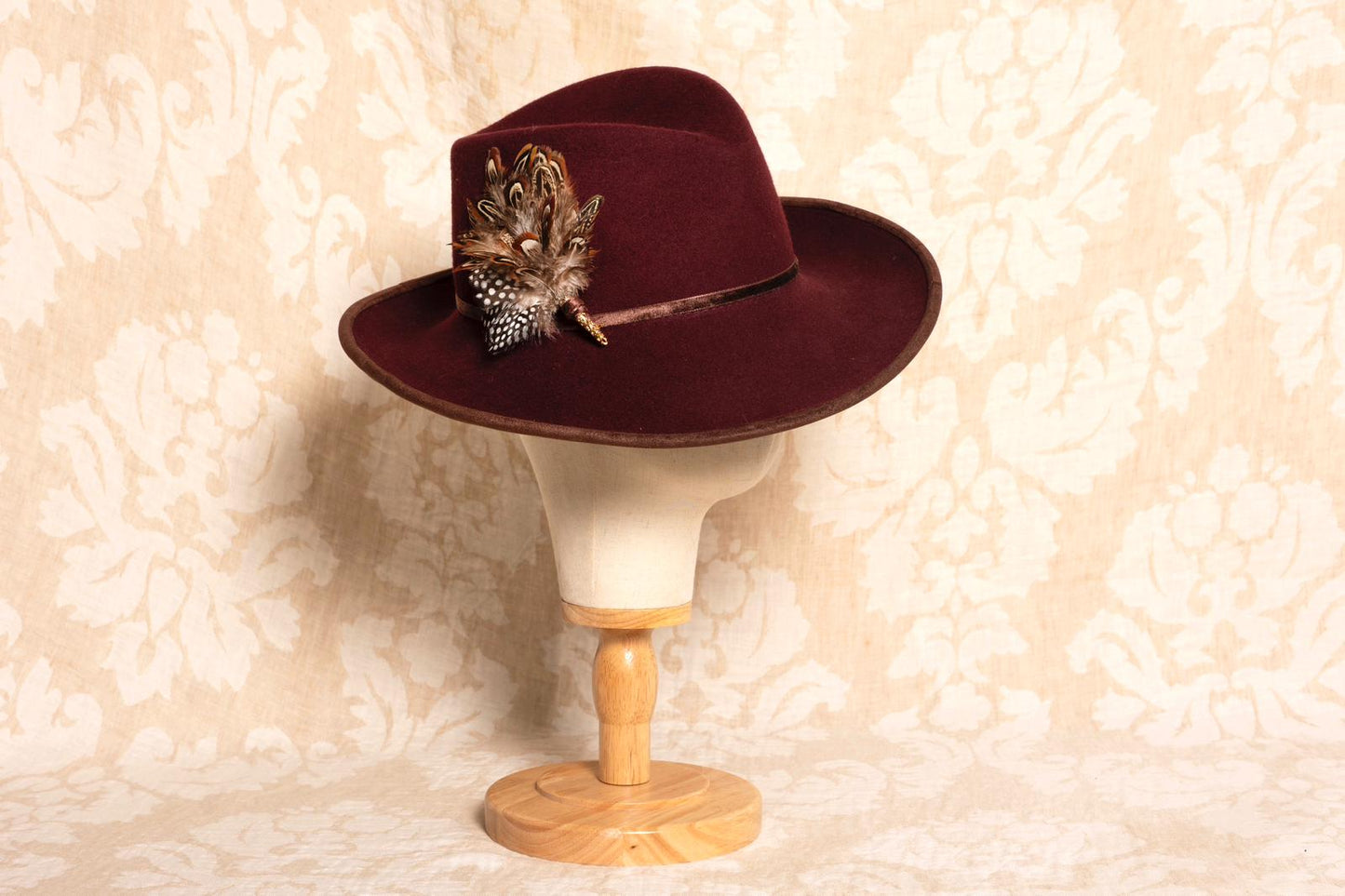 Sombrero kate burdeos plumas