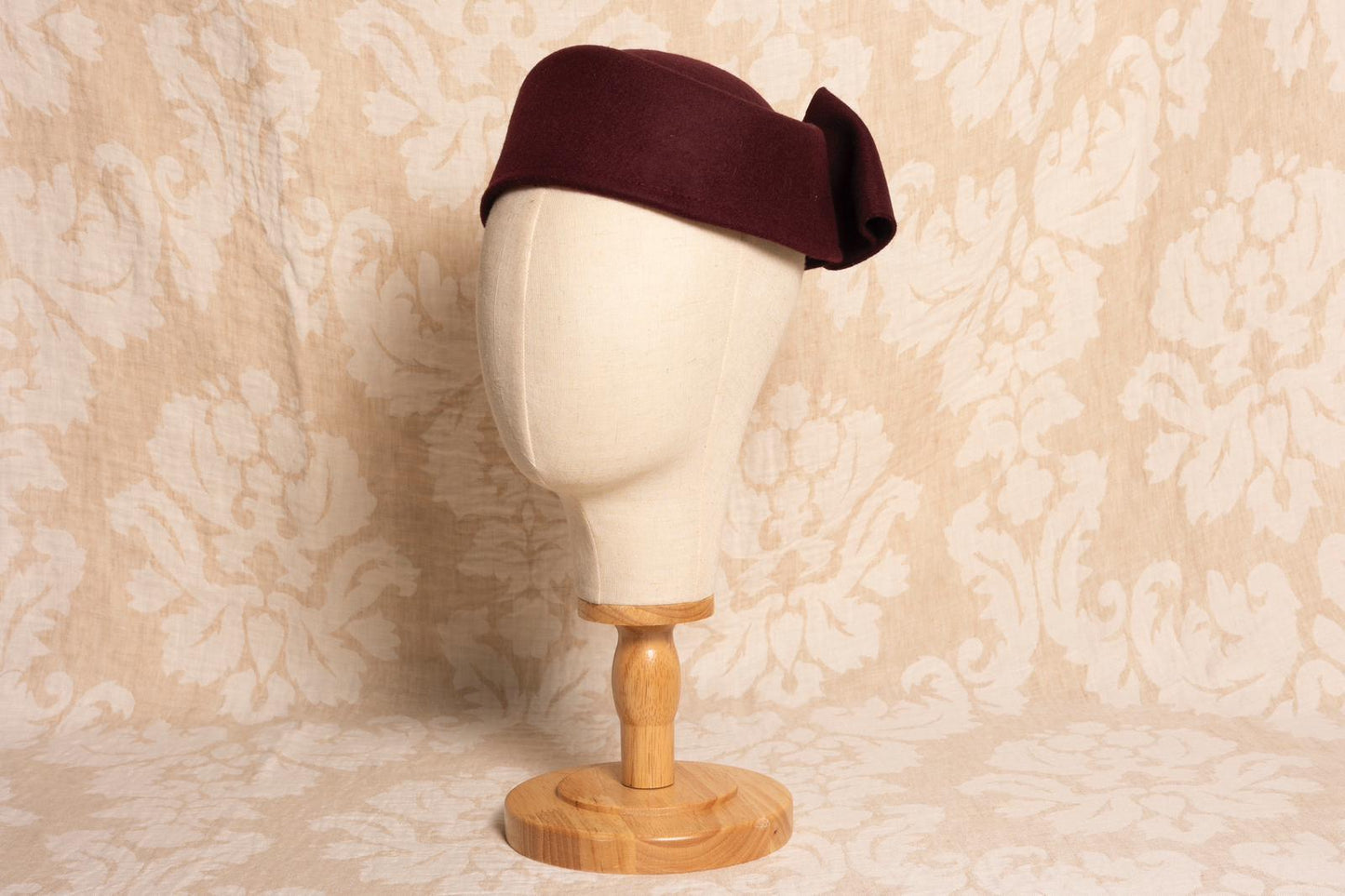 Casquete burdeos lana lazo