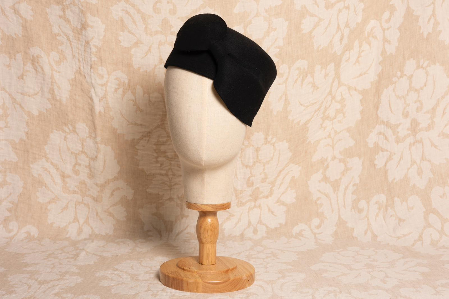 Casquete cuadrado negro lana lazo