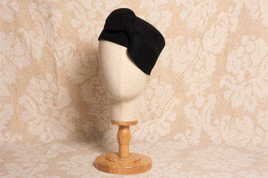 Casquete cuadrado negro lana lazo