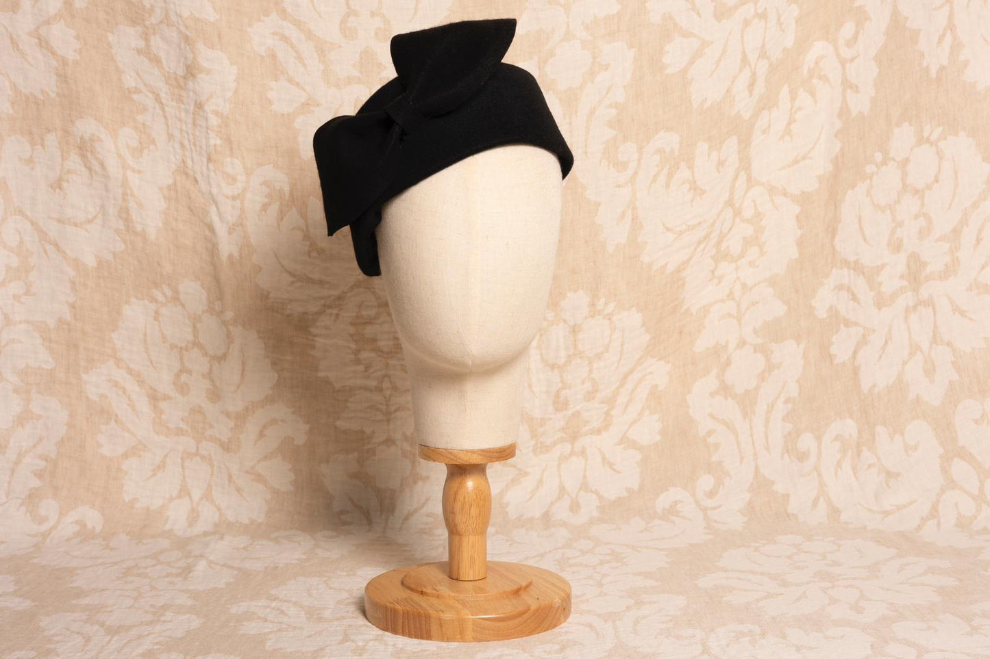 Casquete ovalado negro lana lazo