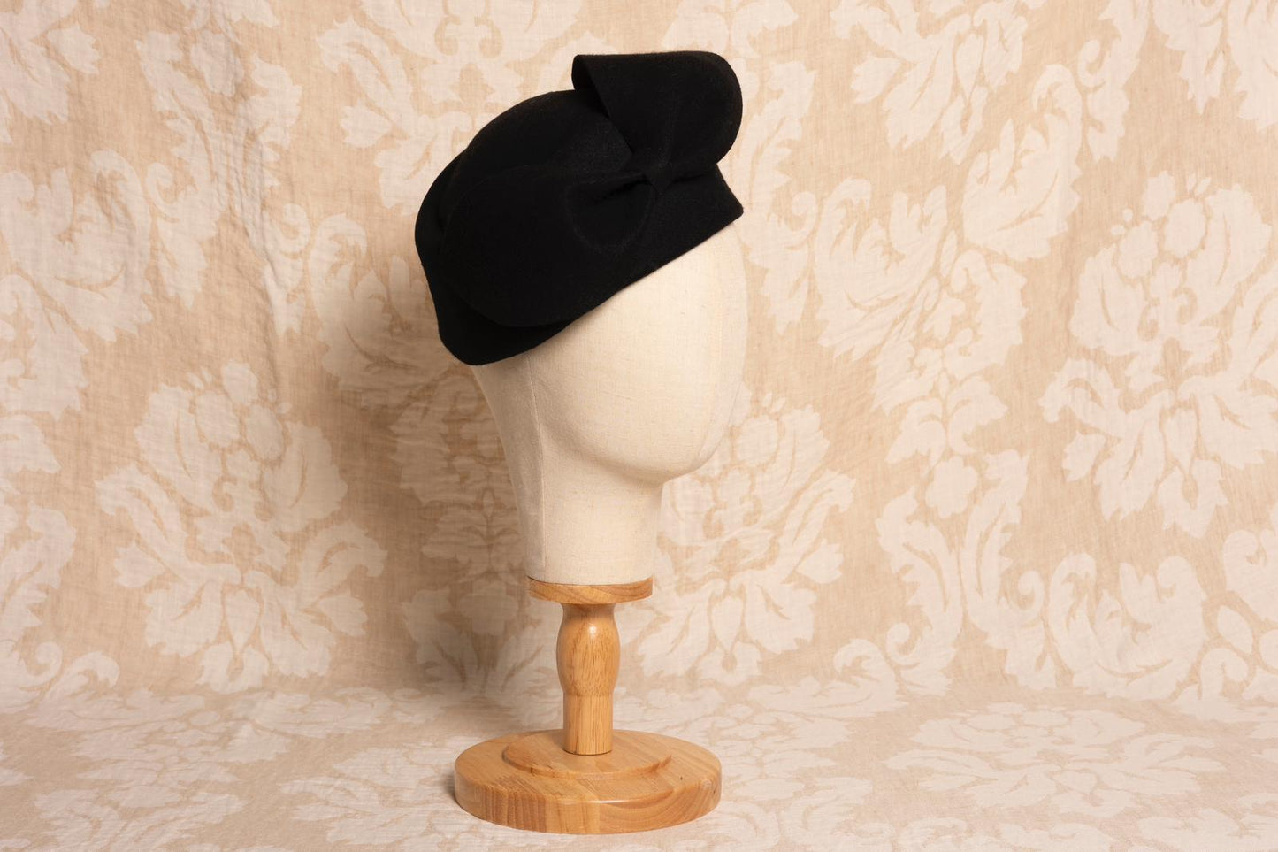 Casquete ovalado negro lana lazo