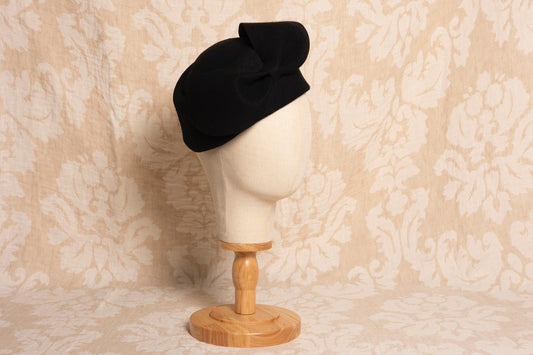 Casquete ovalado negro lana lazo