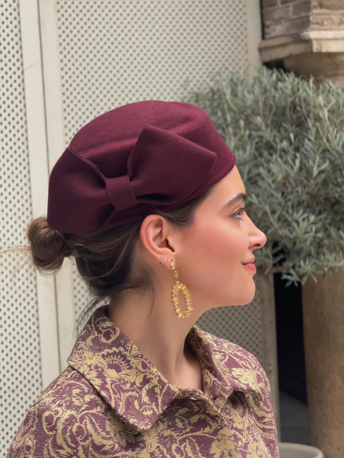 Casquete burdeos lana lazo