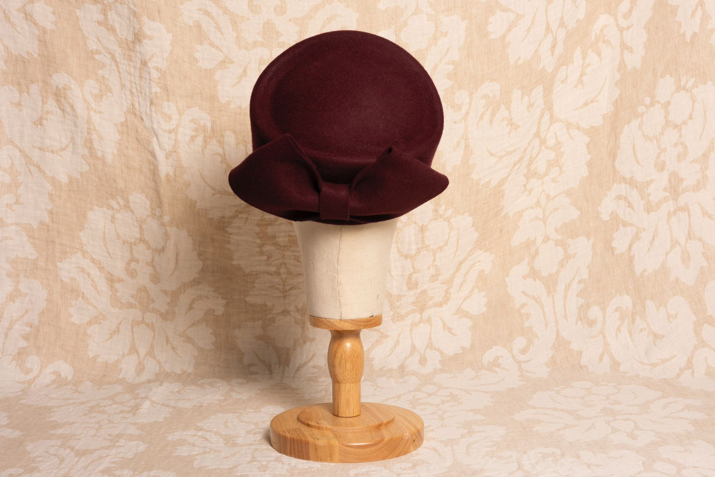 Casquete burdeos lana lazo