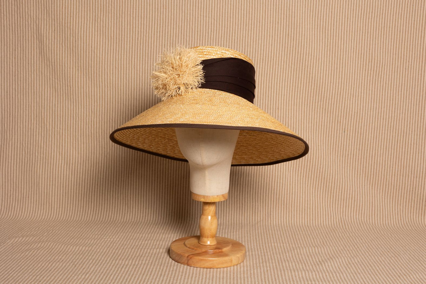 LÁMPARA MARRÓN POMPÓN