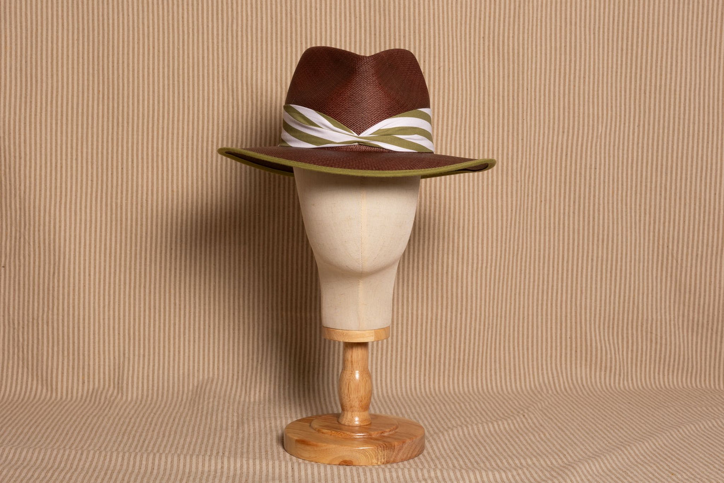 SOMBRERO MARRÓN TOQUILLA RAYAS VERDES