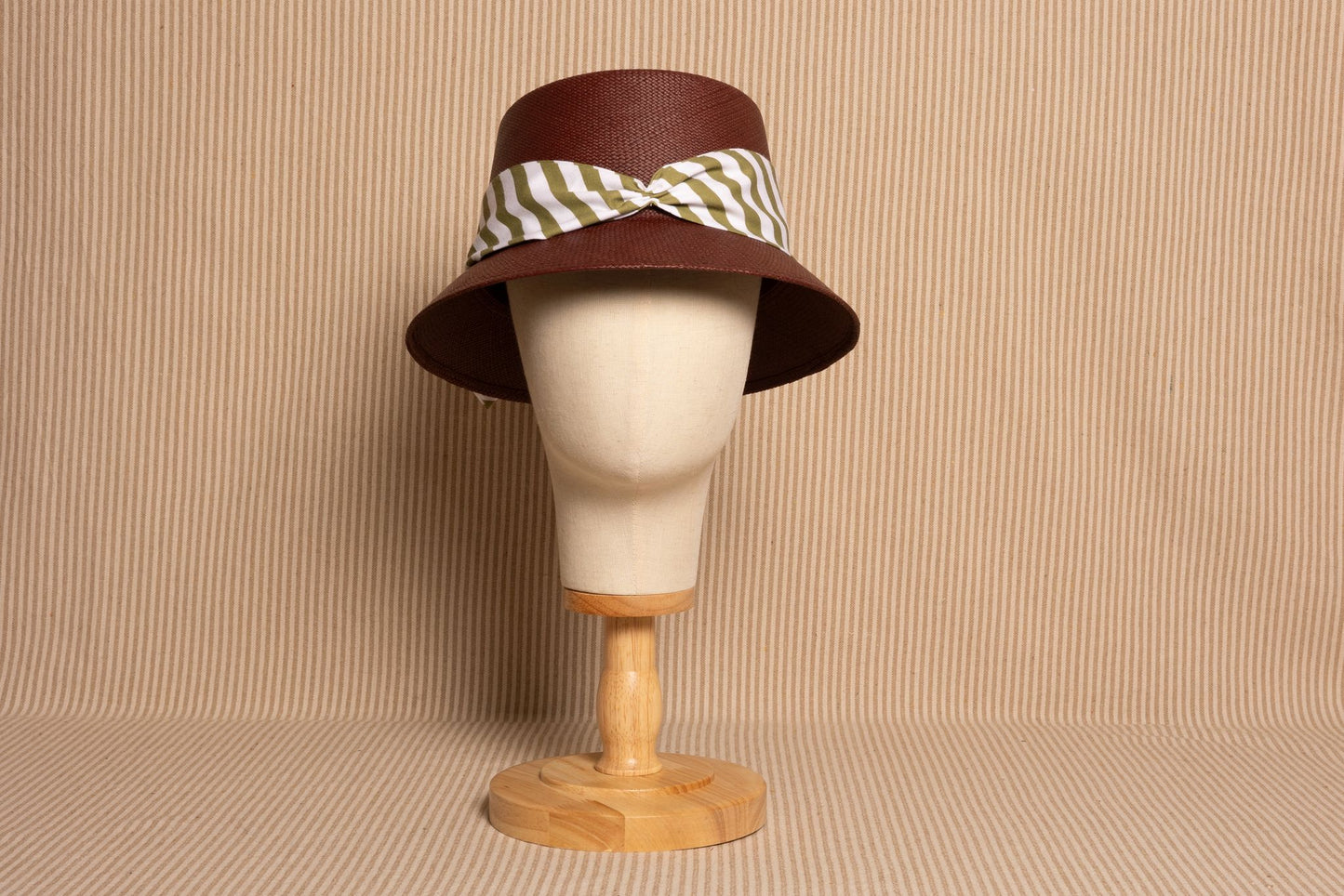 BUCKET MARRÓN/ RAYAS VERDES NEW
