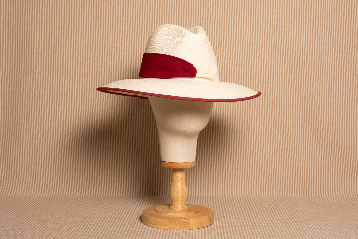 FEDORA ALA ANCHA FRAMBUESA
