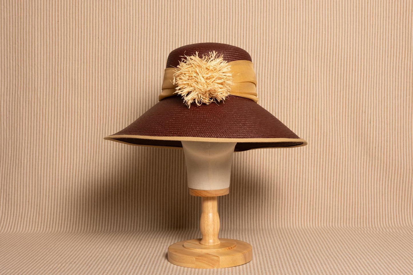 LAMAPARA TOQUILLA MARRÓN con pompón