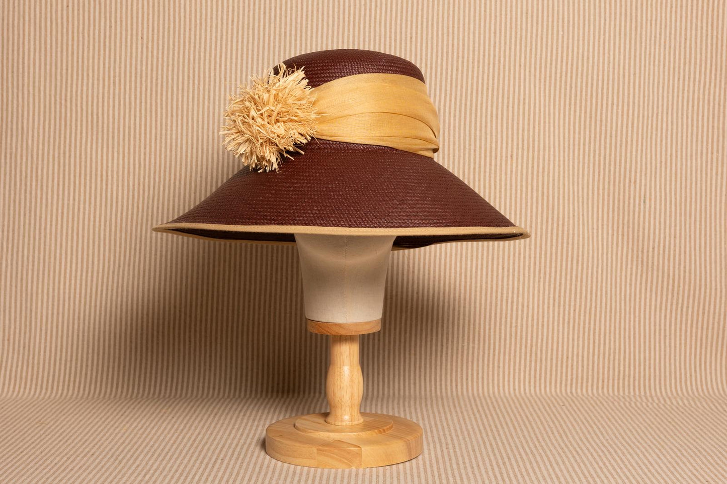 LAMAPARA TOQUILLA MARRÓN con pompón