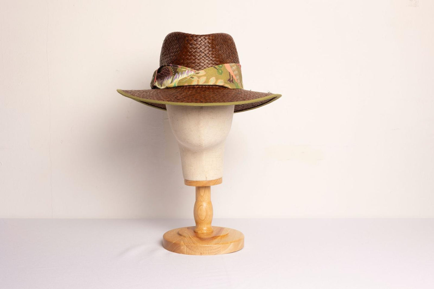 Sombrero Fedora marrón yute naturaleza verde