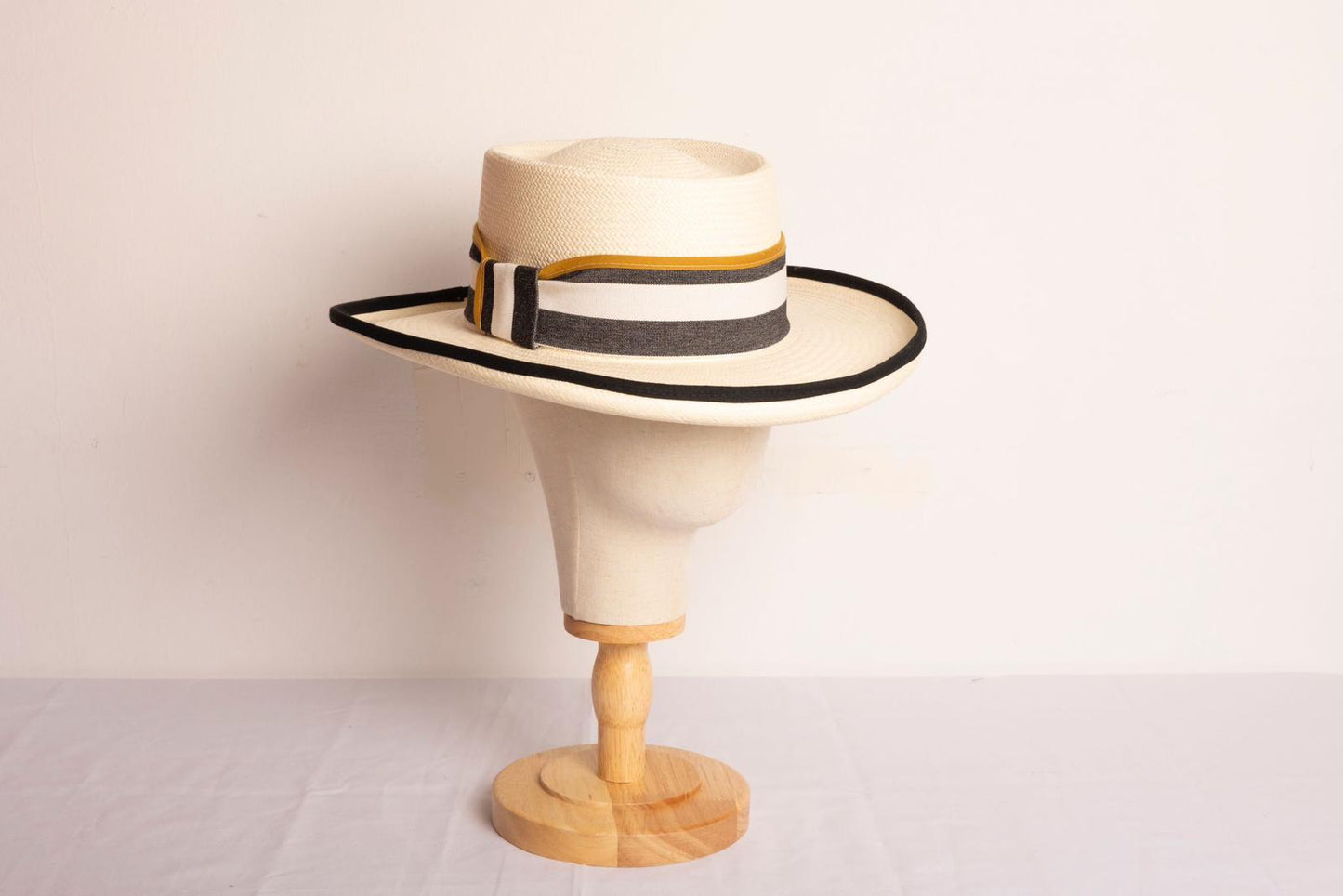 Sombrero Ovalado de Toquilla Rallas Blanco y Negro