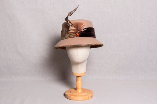 SOMBRERO BUCKET TORTORA INGLÉS (con pluma)