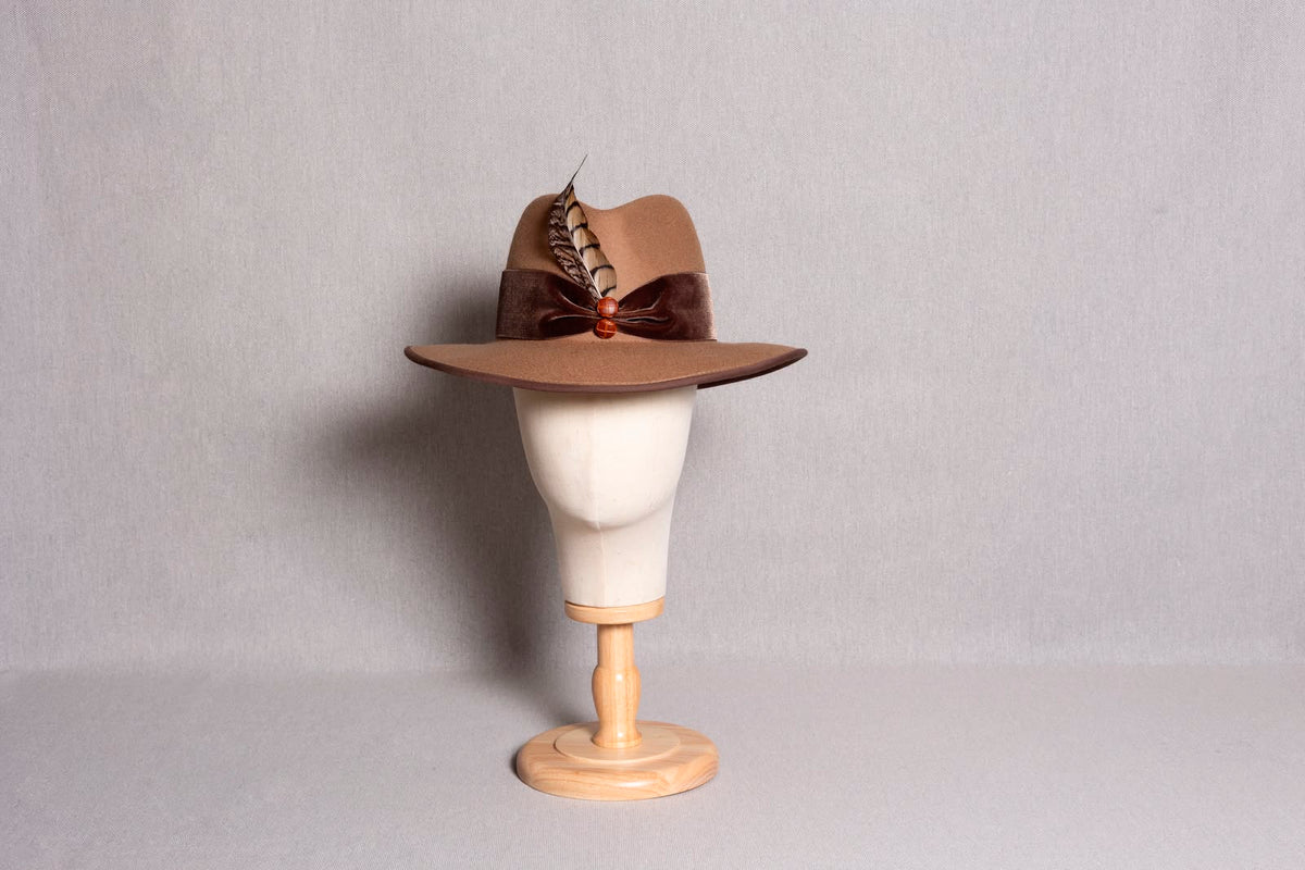 SOMBRERO FEDORA BOTONES CAMEL (pluma)