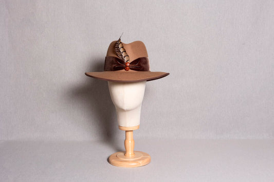 SOMBRERO FEDORA BOTONES CAMEL (pluma)