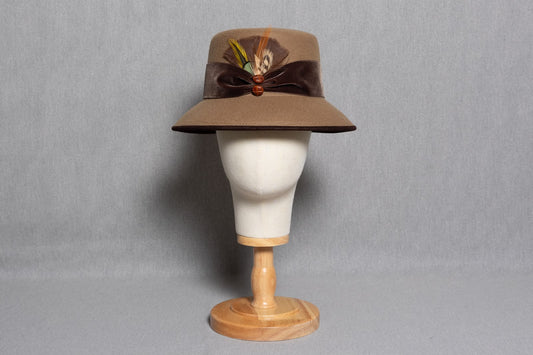 BUCKET CAMEL CINTA BOTÓN (pluma)