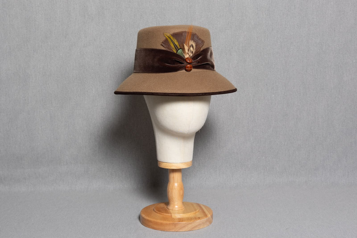 BUCKET CAMEL CINTA BOTÓN (pluma)