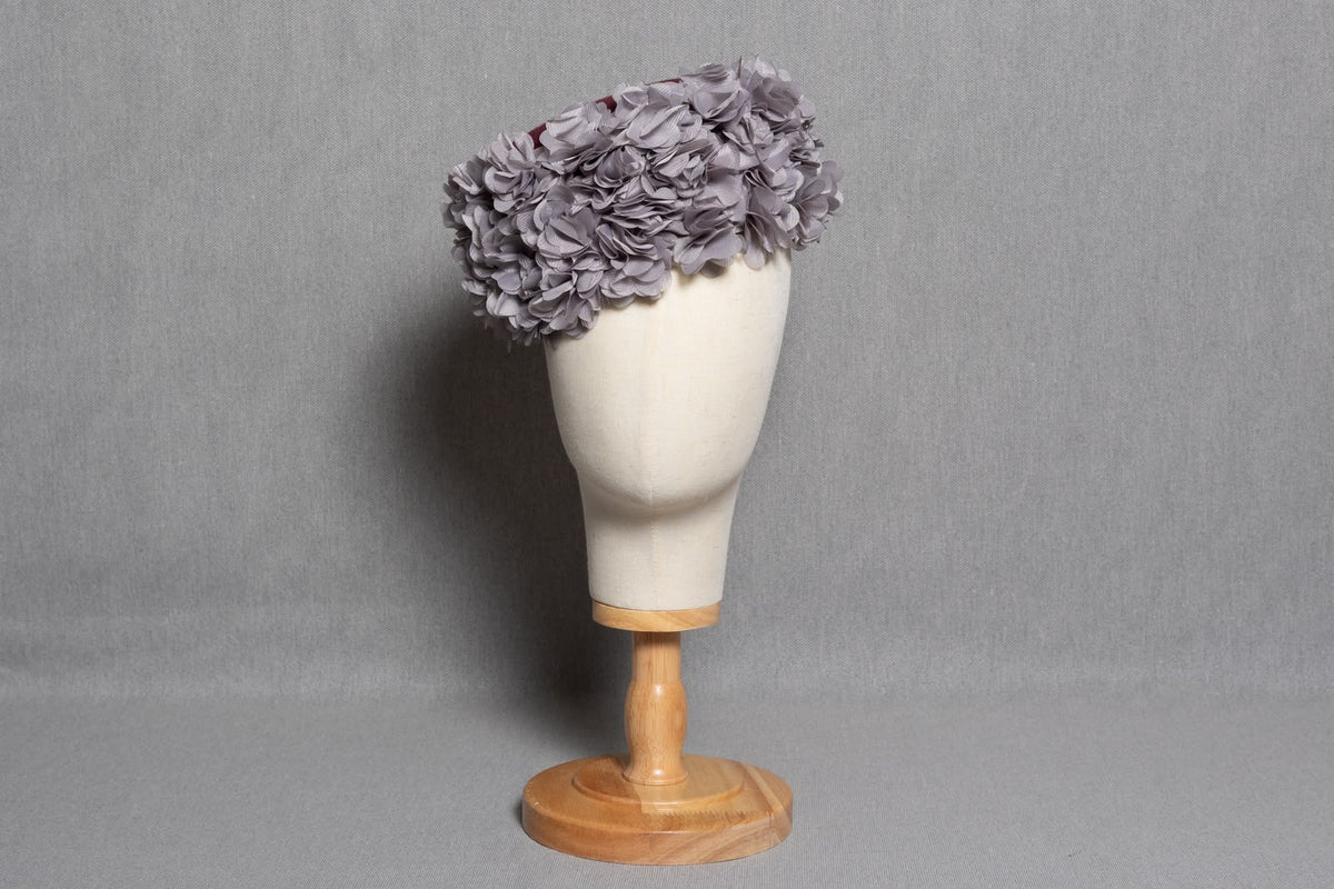 CASQUETE FLORES GRISES