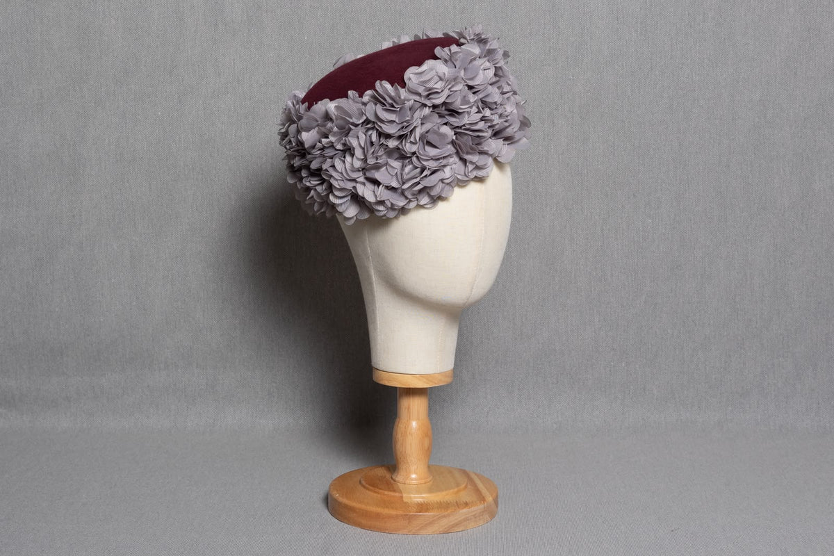 CASQUETE FLORES GRISES