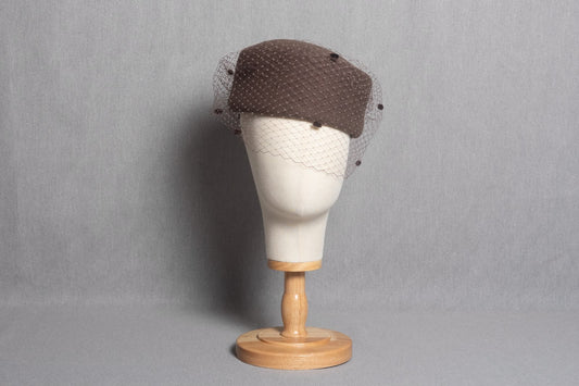 CASQUETE LYON (con velo) COLOR CHOCOLATE