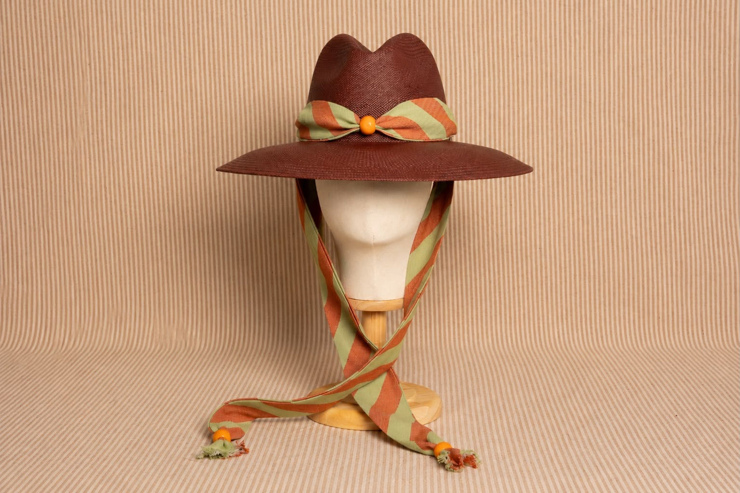 Fedora ala ancha marrón (cinta verde larga)