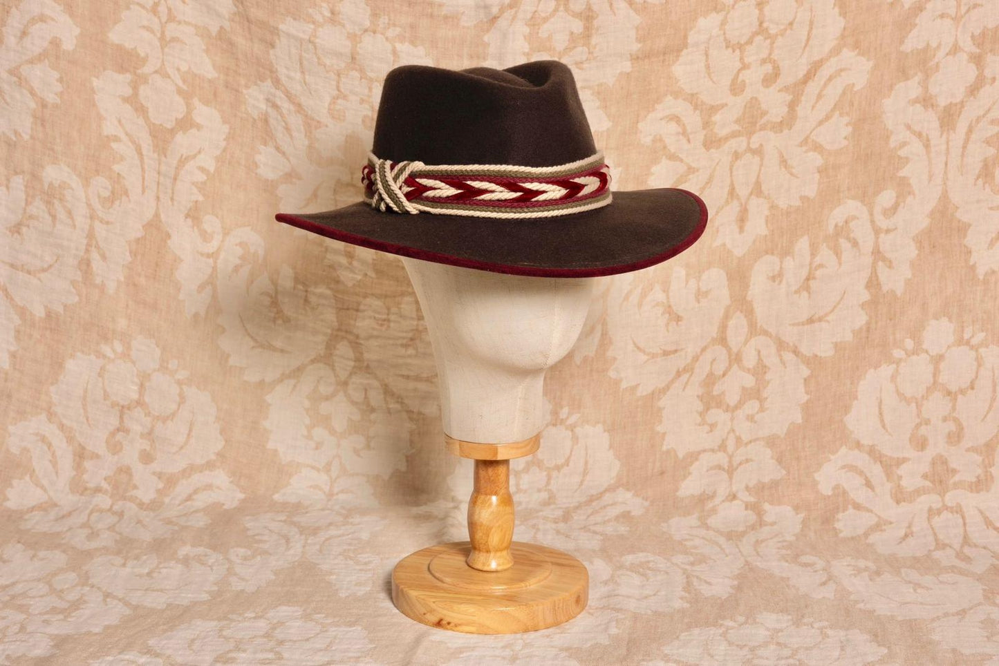 SOMBRERO ALA 8 marrón espiga burdeos (sin plumas)