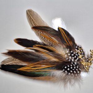 Broche Kihara de plumas naturales