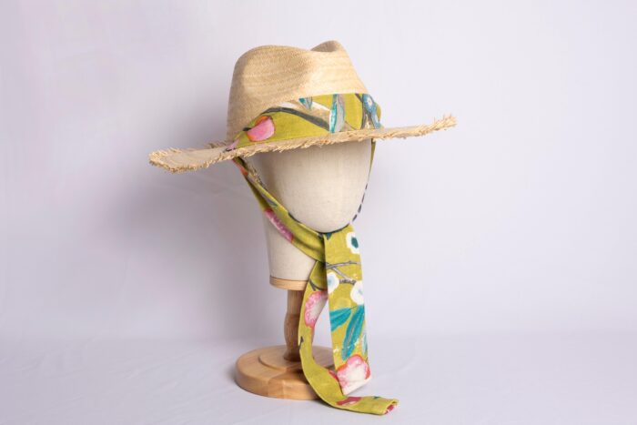 Sombrero verano con flecos y cinta al cuello verde personalizado para mujer