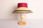 Sombrero de paja con copa color rosa y verde