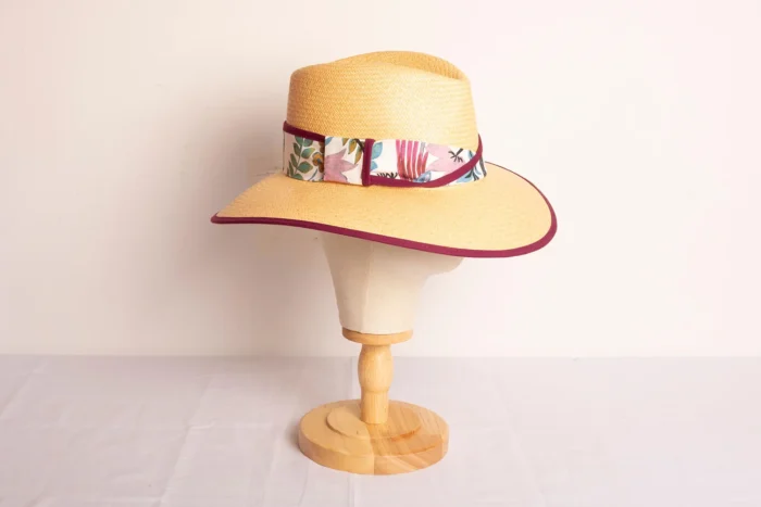 Sombrero toquilla ala 9 de paja Naturaleza y color berenjena
