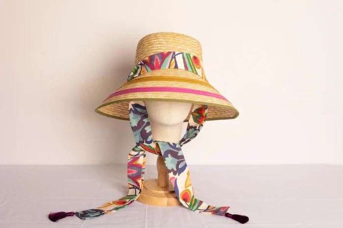 Sombrero asimetrico rosa flores
